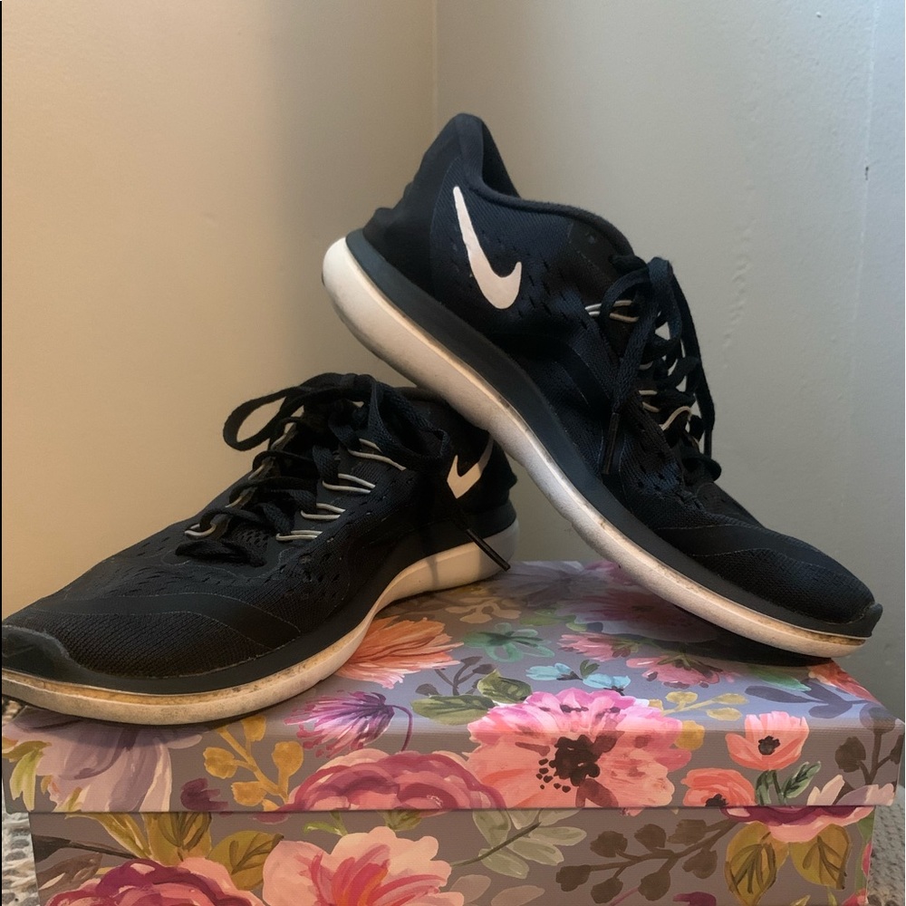 Women’s Black Nike Tennis Shoes